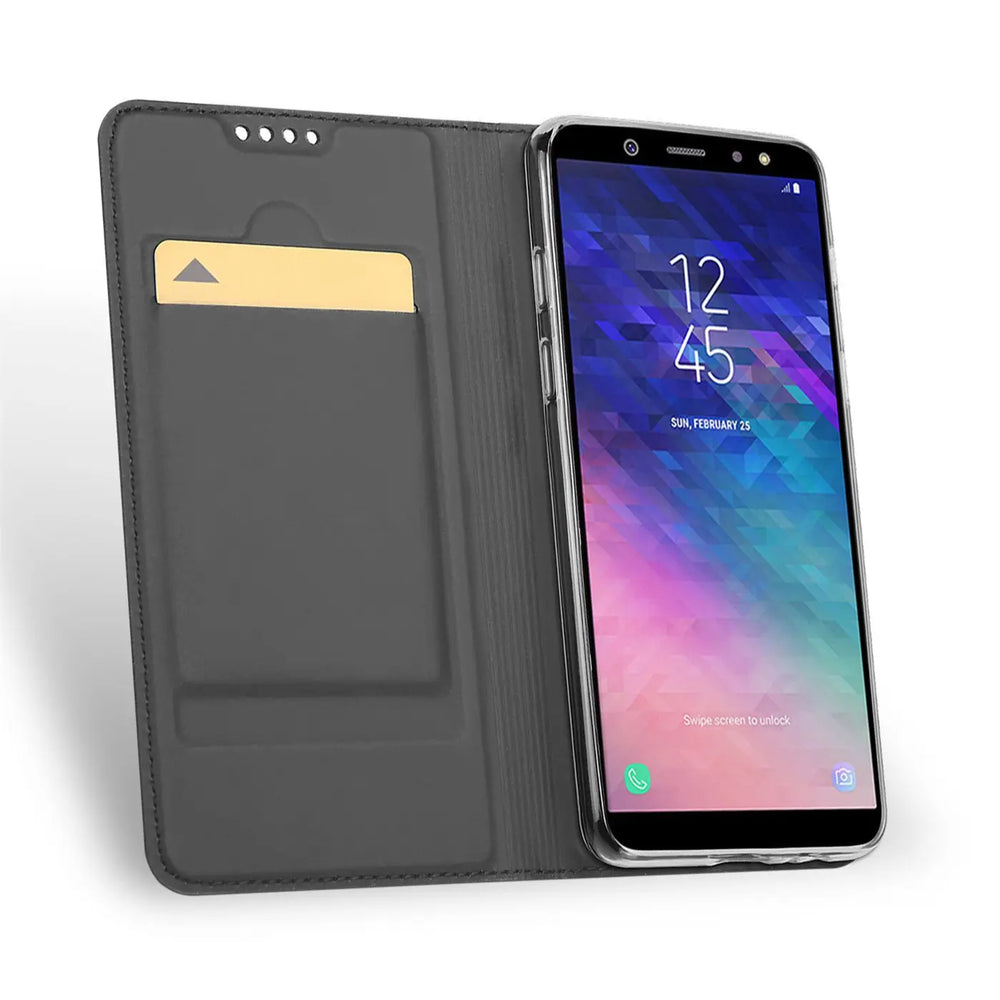 Graue Kunstleder-Flip-Hülle mit Kartenfach, zeigt ein Samsung Galaxy A6 von vorne.
