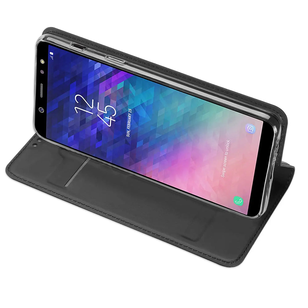 Schwarze Leder-Flip-Hülle mit Samsung Galaxy A6, von schräg oben fotografiert.