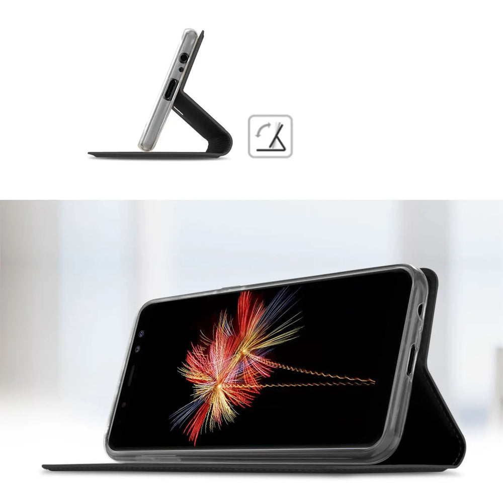 Samsung Galaxy A6 in silberner Klapphülle, von der Seite, aufgestellt.