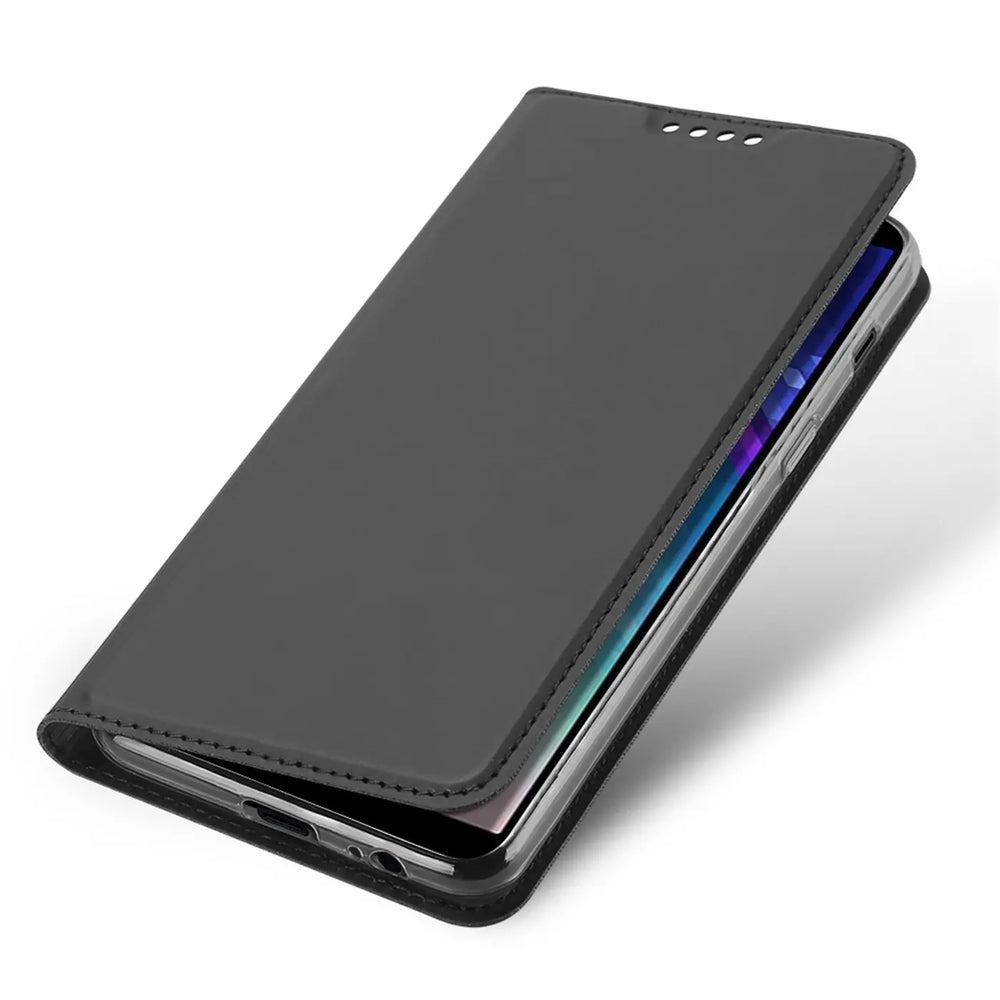 Dunkelgraue Klapphülle aus Kunstleder, schräg von oben, mit Samsung Galaxy A6.