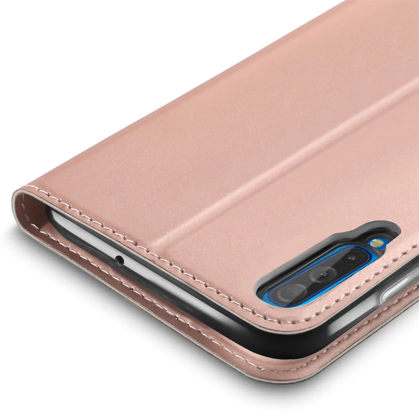 Rosafarbene Metallic-Flip-Hülle aus Kunstleder, Nahaufnahme, zeigt Kameraaussparung eines Samsung Galaxy A70/A70s