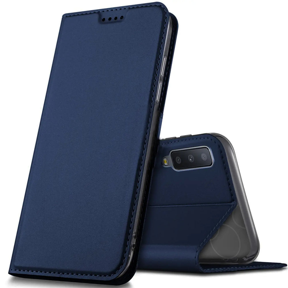 Dunkelblaue Leder-Flip-Hülle für Samsung Galaxy A7 2018, von vorne links, aufgestellt.