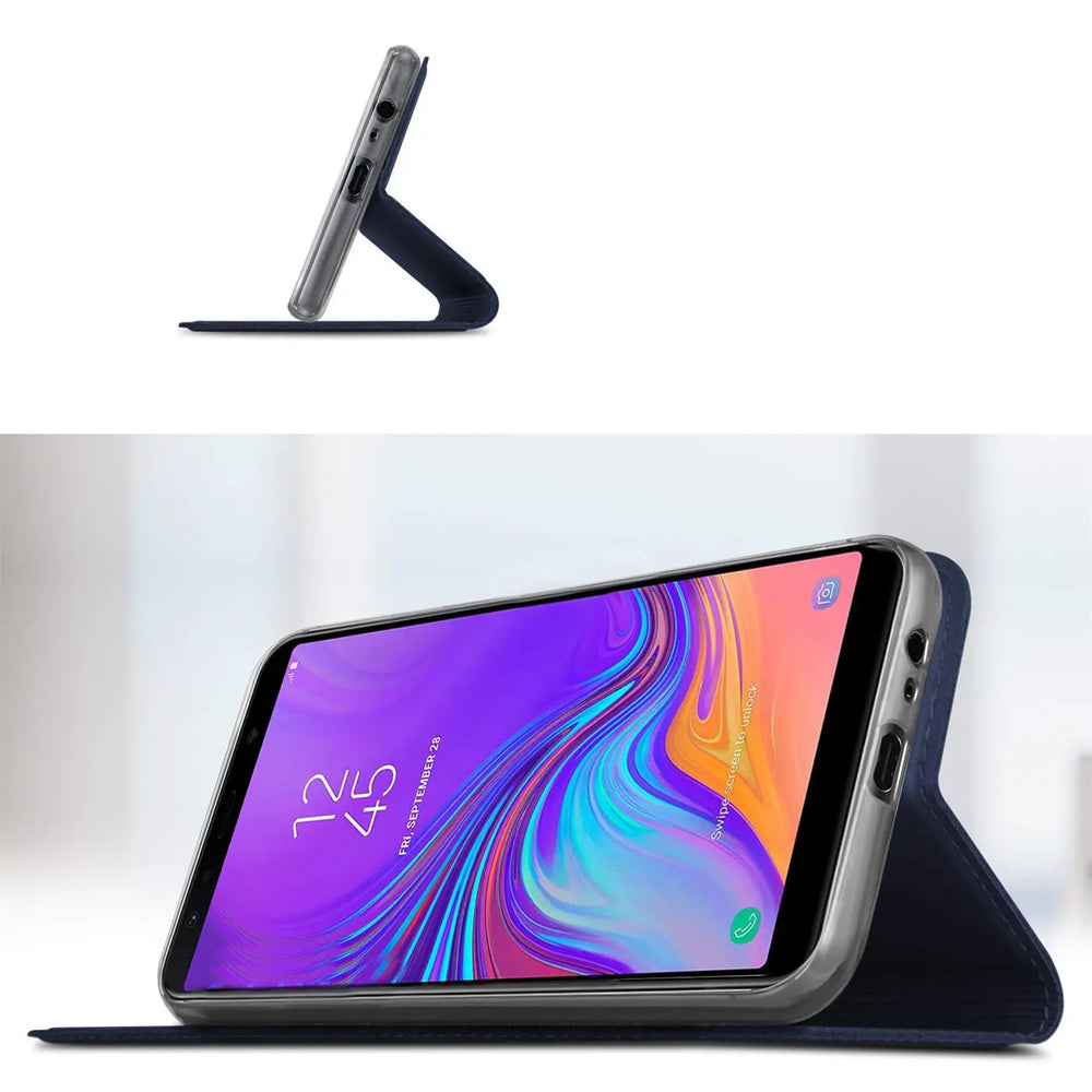 Dunkelblaue Klapphülle aus Kunstleder für Samsung Galaxy A7 2018, Seitenansicht.