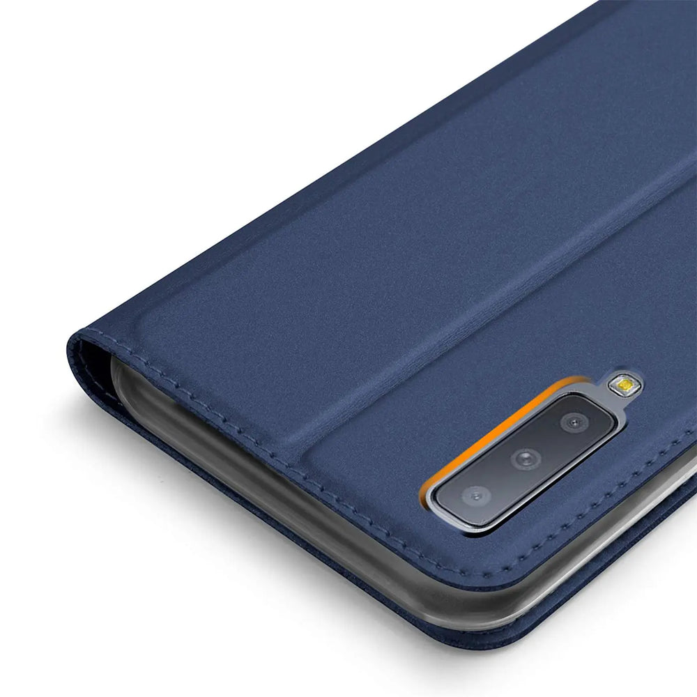 Dunkelblaue Kunstleder-Flip-Hülle mit Kameraausschnitt für Samsung Galaxy A7 2018.