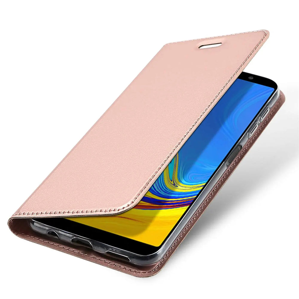 Metallic-rosafarbene Klapphülle aus Kunstleder, schräg von vorne, zeigt Samsung Galaxy A7 2018.