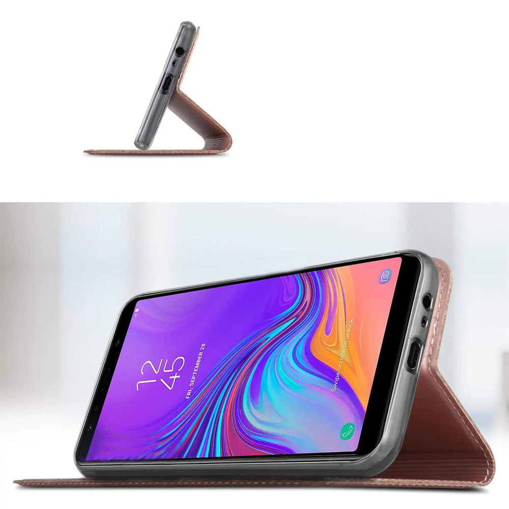 Samsung Galaxy A7 2018 in brauner Leder-Flip-Hülle, aufgestellt.