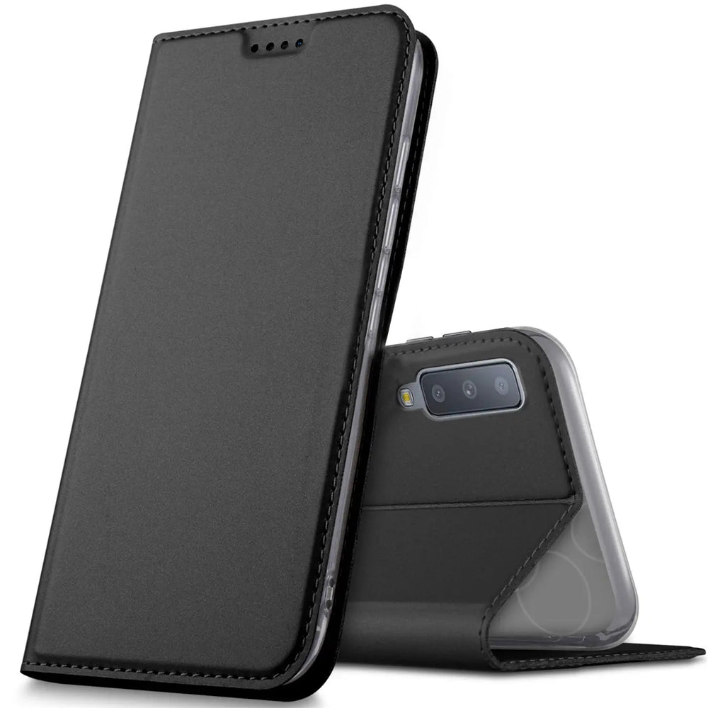 Schwarze Kunstleder-Flip-Hülle, seitliche Ansicht, mit Samsung Galaxy A7 2018.