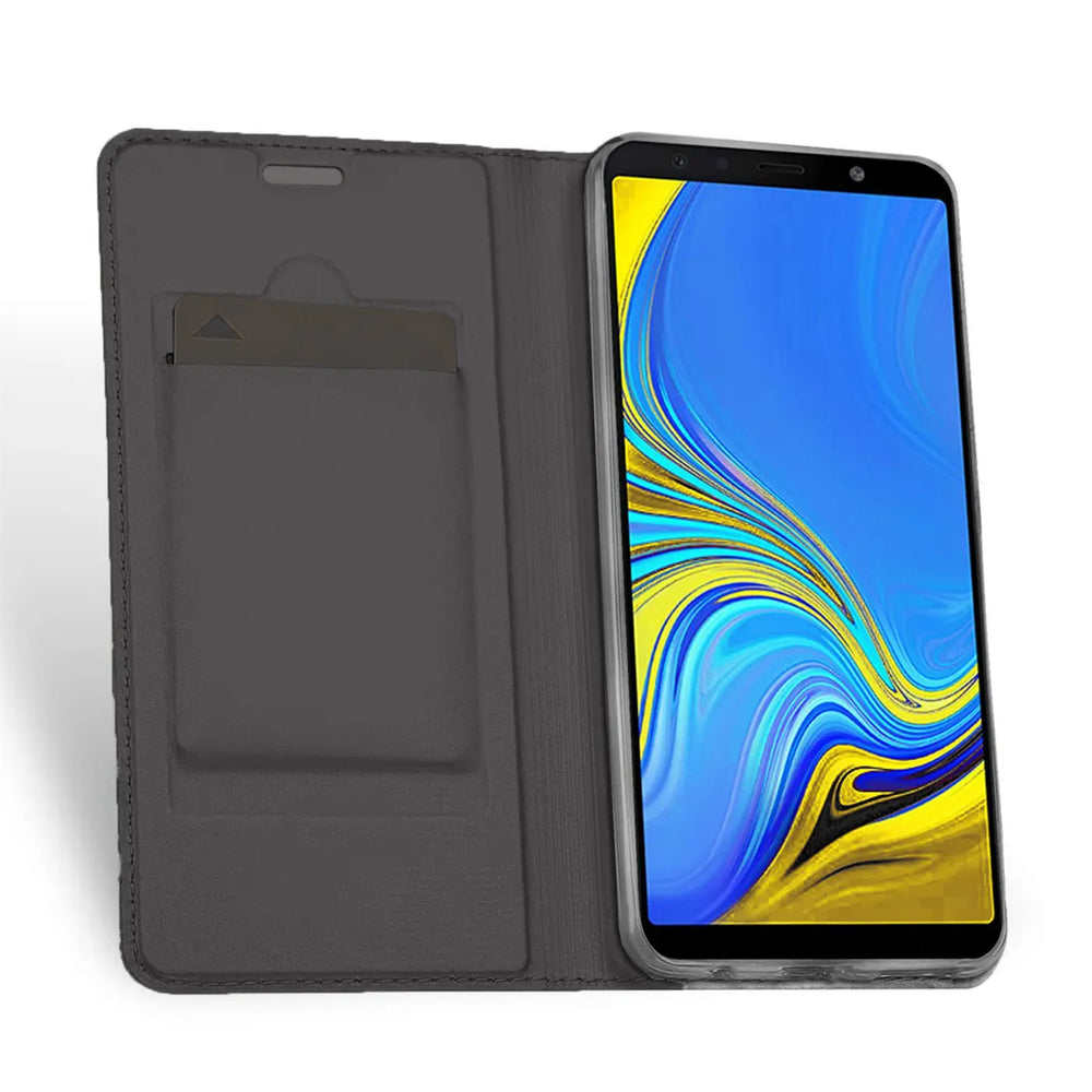 Graue Kunstleder-Flip-Hülle mit Kartenfach für Samsung Galaxy A7 2018, von vorne gezeigt.