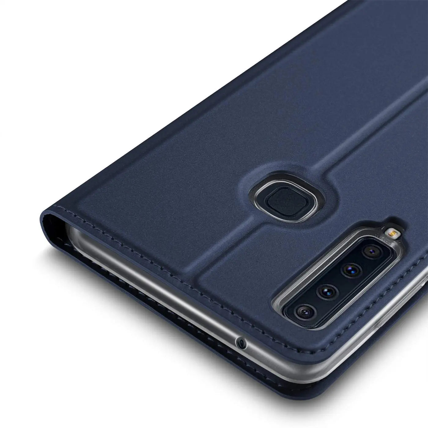 Dunkelblaue Kunstleder-Flip-Hülle, Nahaufnahme der Rückseite eines Samsung Galaxy A9 2018.