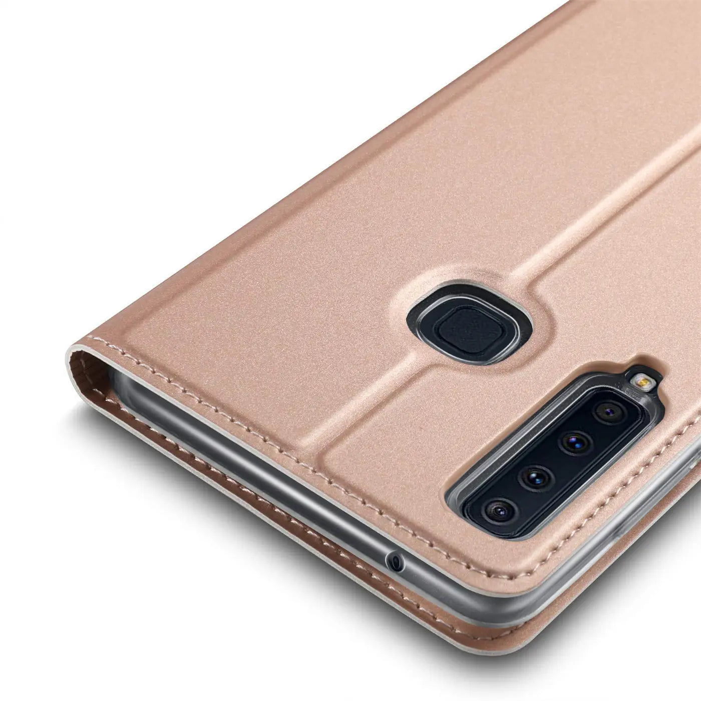 Rosafarbene Metallic-Flip-Hülle aus Kunstleder, Nahaufnahme, zeigt Rückseite eines Samsung Galaxy A9 2018.