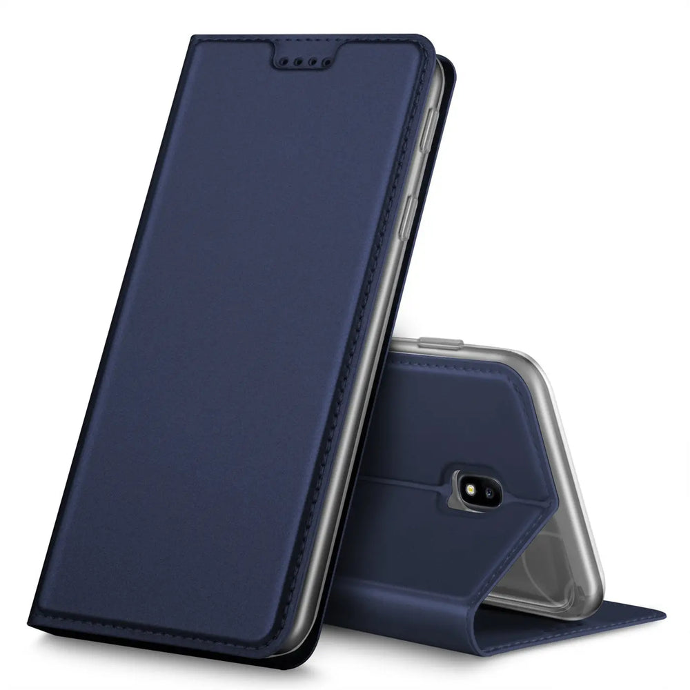 Dunkelblaue Kunstleder Flip Hülle für Samsung Galaxy J5 2017, schräg stehend, mit Ständerfunktion im Hintergrund.