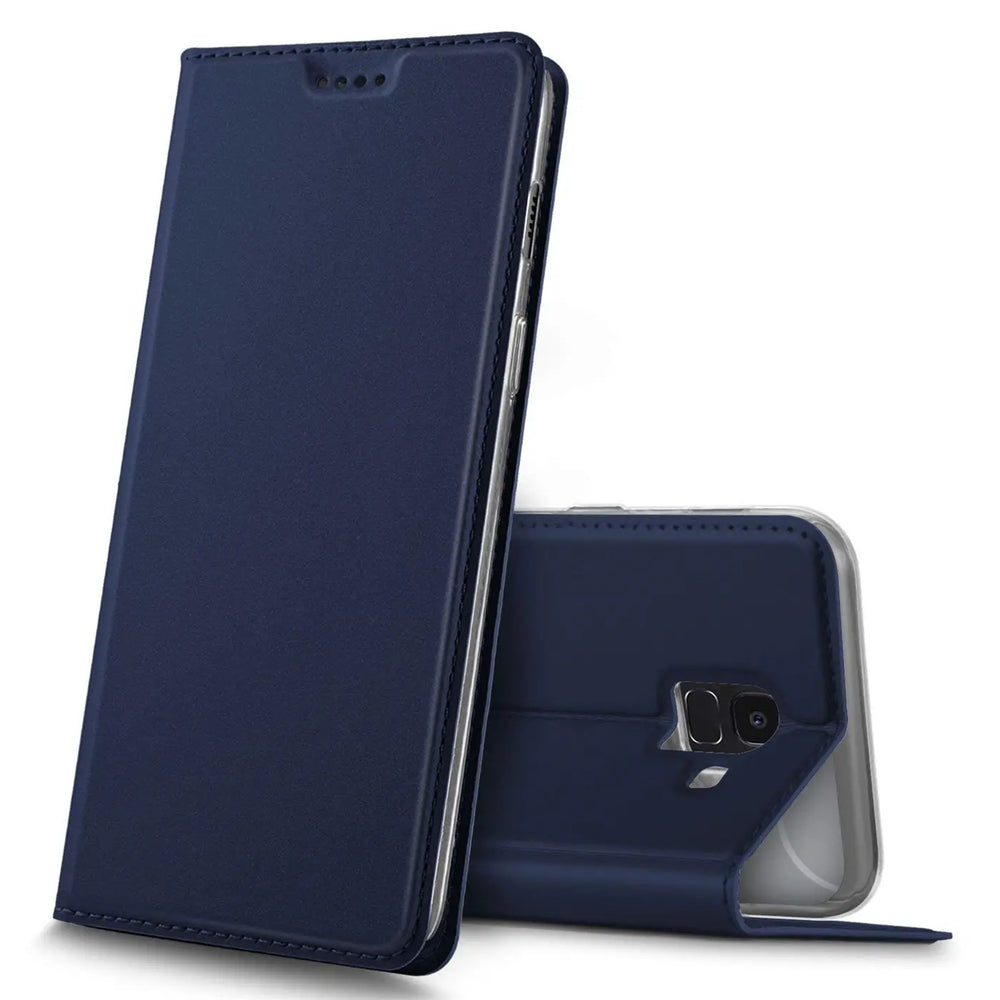 Dunkelblaue, klappbare Kunstlederhülle für Samsung Galaxy J6 2018, stehend und liegend, von vorne und hinten.