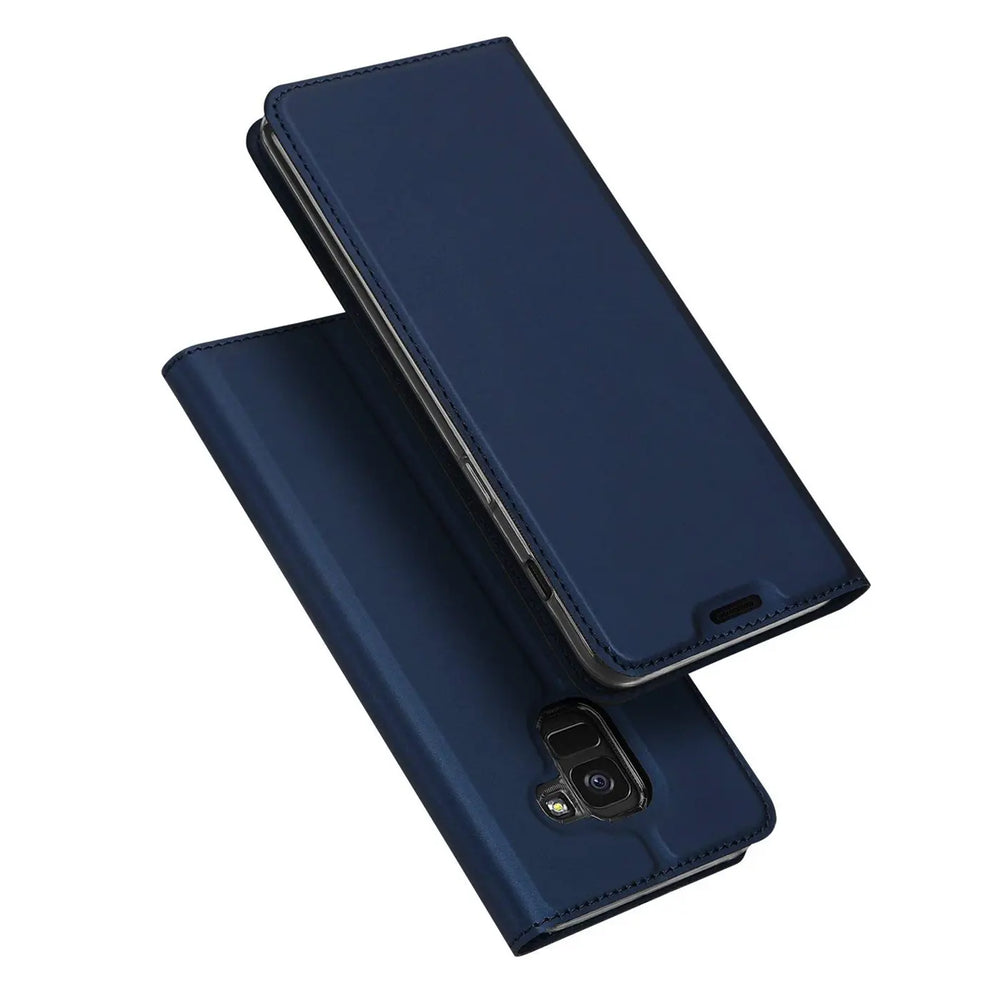 Dunkelblaue, klappbare Kunstleder-Hülle für Samsung Galaxy J6 2018, leicht geöffnet, schräg von oben.