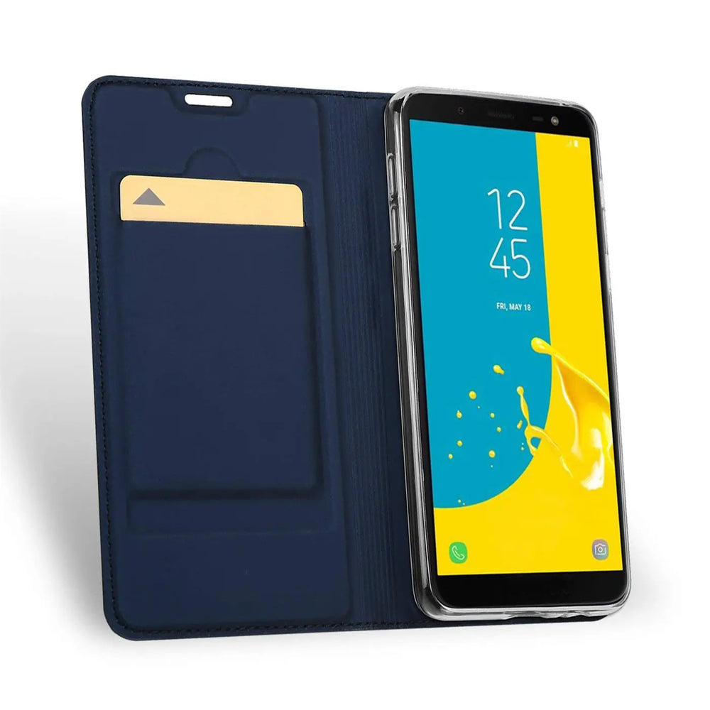 Dunkelblaue, aufklappbare Kunstlederhülle für Samsung Galaxy J6 2018, mit Kreditkartenfach und goldener Karte, schräg von.
