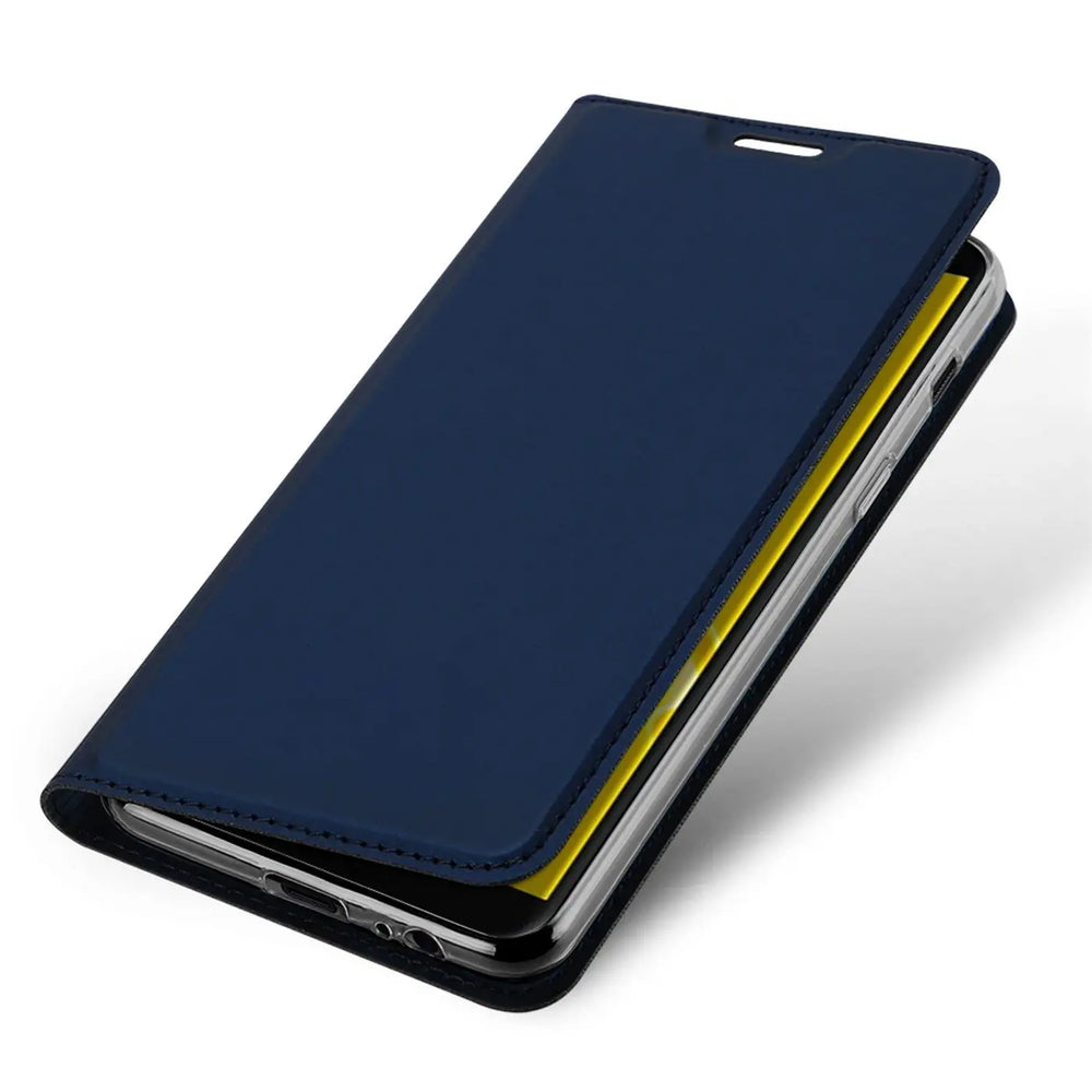 Dunkelblaue Metallic Flip Hülle für Samsung Galaxy J6 2018, leicht geöffnet, schräg von oben.