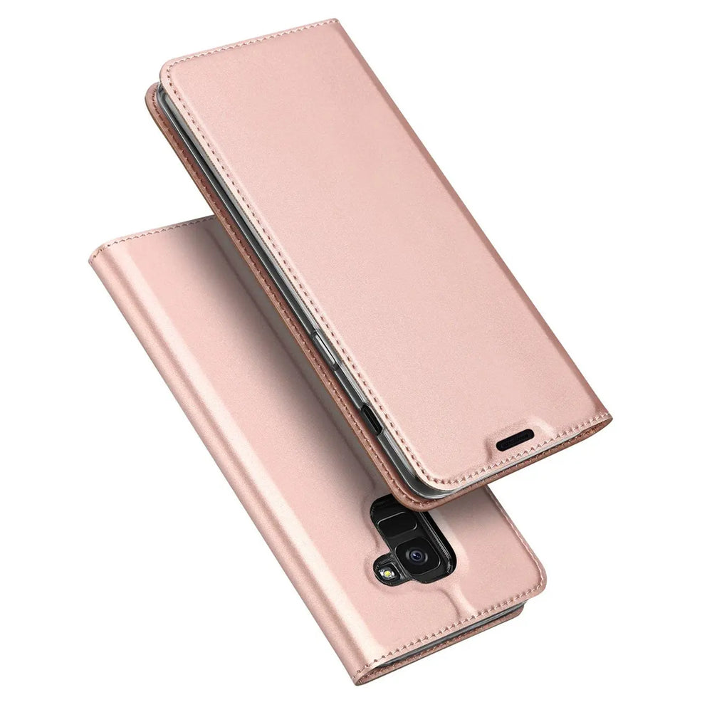 Roségoldene Metallic Flip Hülle für Samsung Galaxy J6 2018, leicht geöffnet, von oben rechts gesehen.