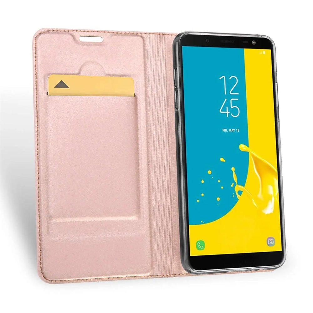 Roségoldene, metallische Flip-Hülle aus Kunstleder, offen, mit Samsung Galaxy J6 2018 und gelber Karte im Fach.