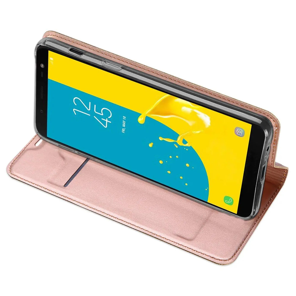 Roségoldene Metallic Flip Hülle aus Kunstleder für Samsung Galaxy J6 2018, seitlich geöffnet, als Ständer genutzt.