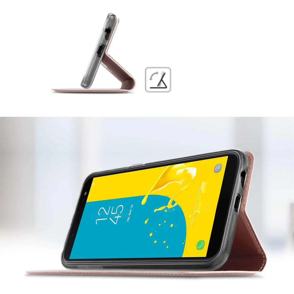 Samsung Galaxy J6 2018 in brauner Metallic Flip Hülle, als Ständer seitlich aufgestellt, von vorne-rechts.