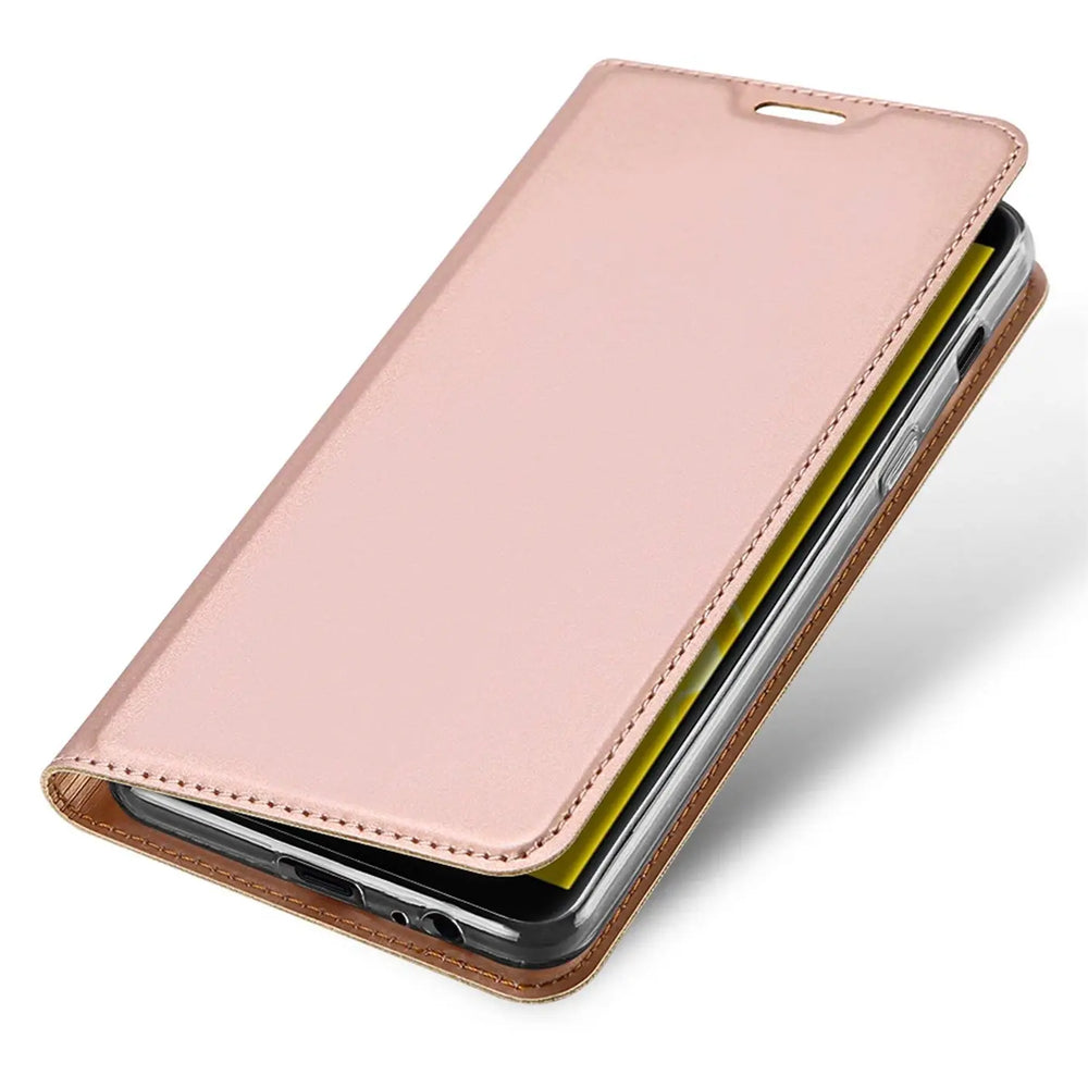 Roségoldene Metallic Flip Hülle aus Kunstleder für Samsung Galaxy J6 2018, schräg von oben mit leicht geöffnetem Deckel.