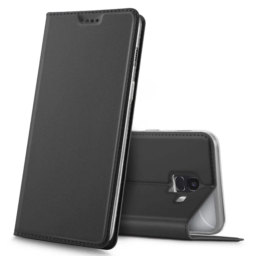 Schwarze Metallic Flip Hülle für Samsung Galaxy J6 2018, stehend und liegend, aus Kunstleder, schräg von vorne.
