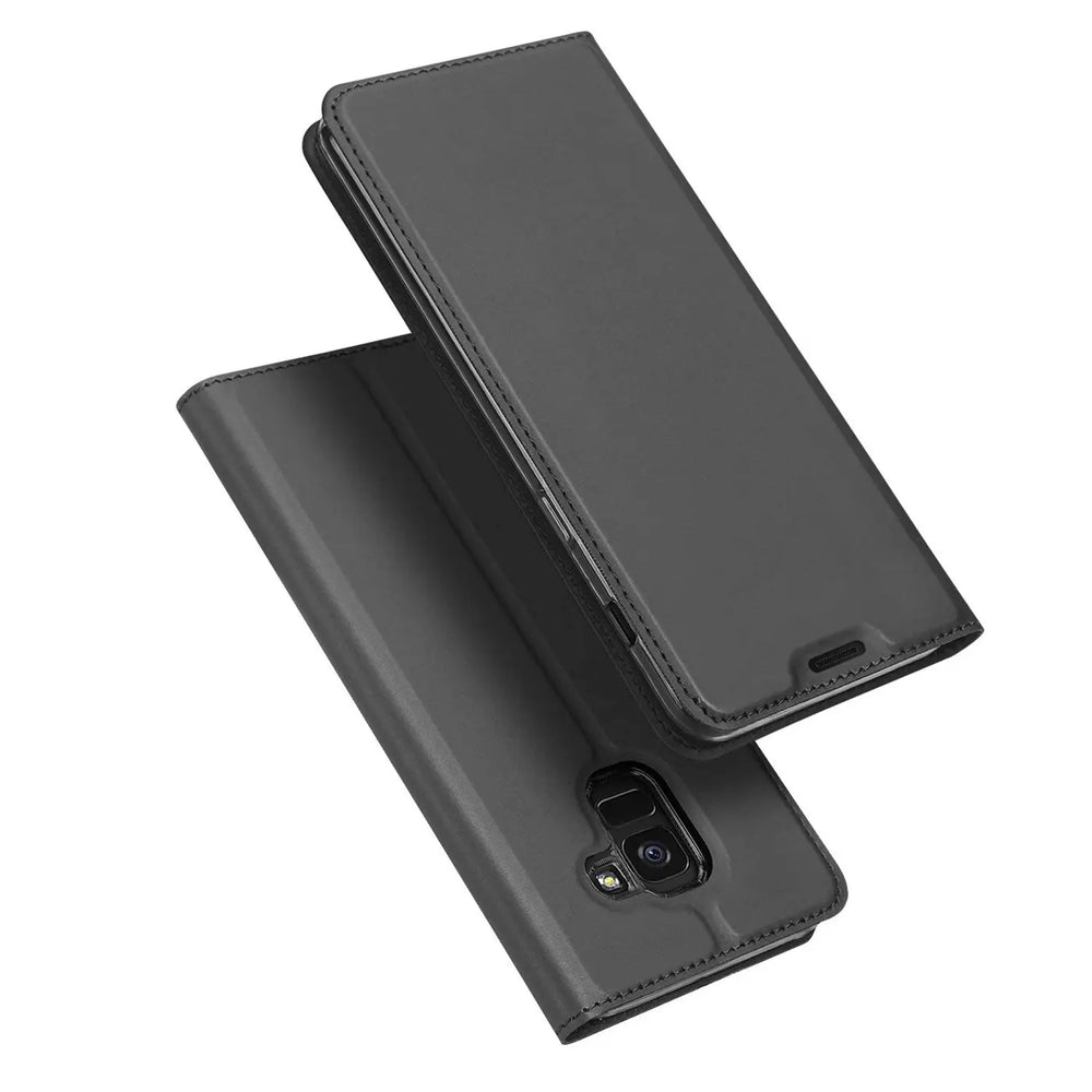 Zwei schwarze, glänzende Kunstleder Flip Cases für Samsung Galaxy J6 2018, schräg von oben, offen liegend.