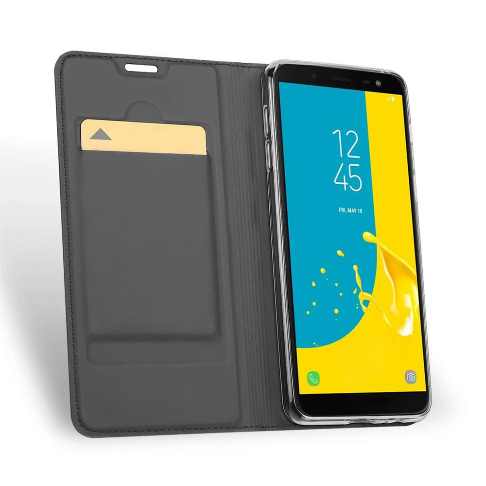 Graue, klappbare Kunstlederhülle für Samsung Galaxy J6 2018, offen mit goldener Karte im Fach, schräg von oben.