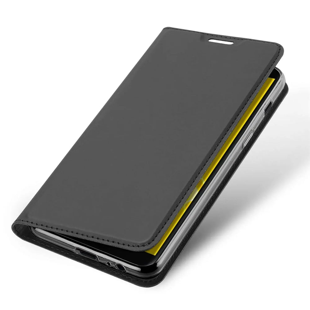 Schwarze, klappbare Metallic Flip Hülle aus Kunstleder für Samsung Galaxy J6 2018, leicht geöffnet, schräg von oben.