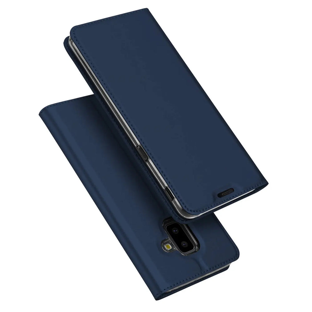 Dunkelblaue, metallische Flip-Hülle für Samsung Galaxy J6 Plus, leicht geöffnet, schräg von oben.