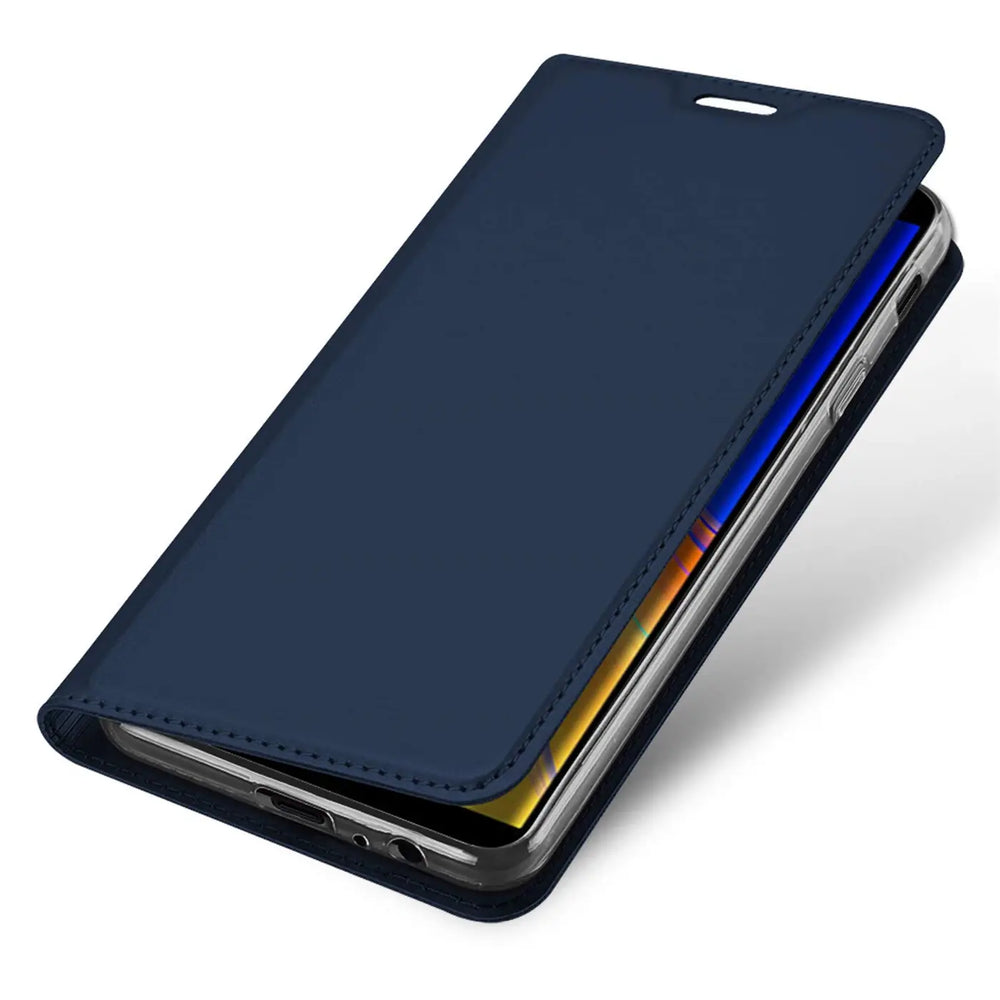 Dunkelblaue, klappbare Kunstleder-Hülle für Samsung Galaxy J6 Plus, leicht geöffnet, von oben rechts gesehen.