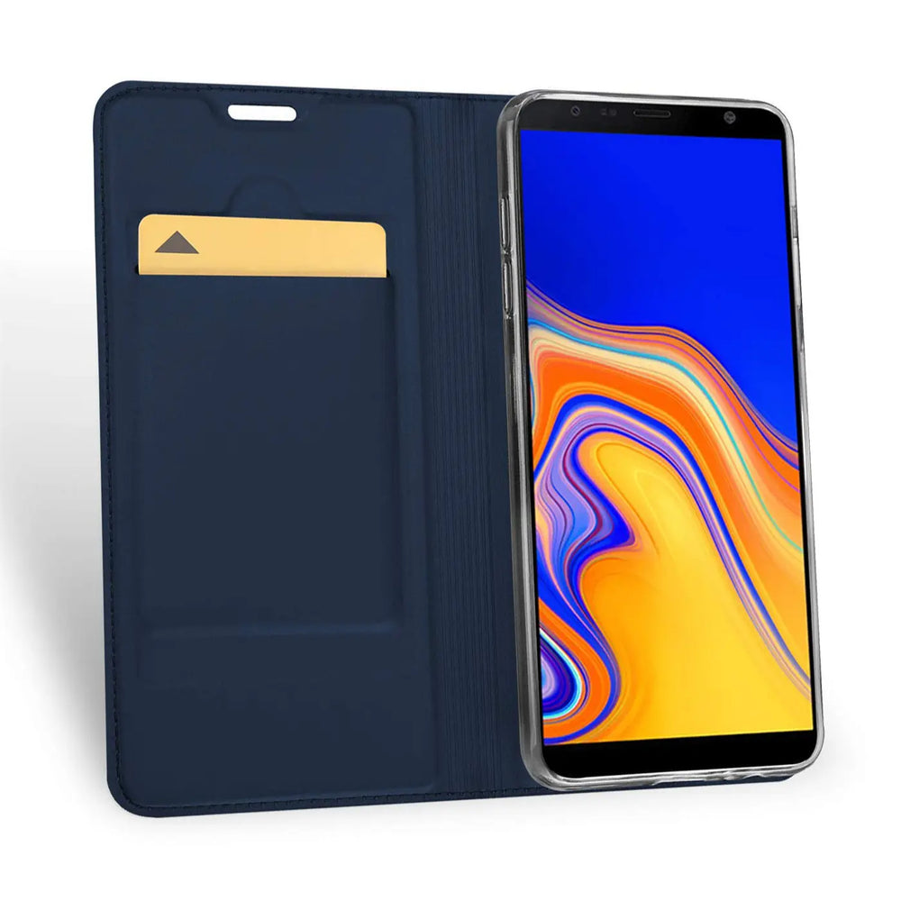 Dunkelblaue Kunstleder Flip Hülle für Samsung Galaxy J6 Plus, offen mit goldener Karte im Fach, schräg von oben.