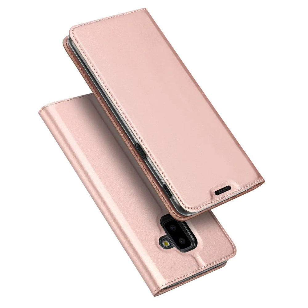 Roségoldene Metallic Flip Hülle für Samsung Galaxy J6 Plus, leicht geöffnet, schräg von oben.