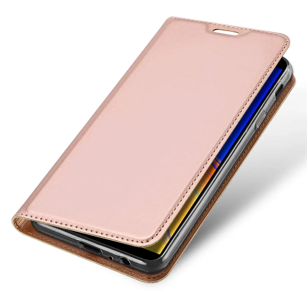 Roségoldene, metallic-glänzende Flip-Hülle aus Kunstleder für Samsung Galaxy J6 Plus, leicht geöffnet, von oben rechts.
