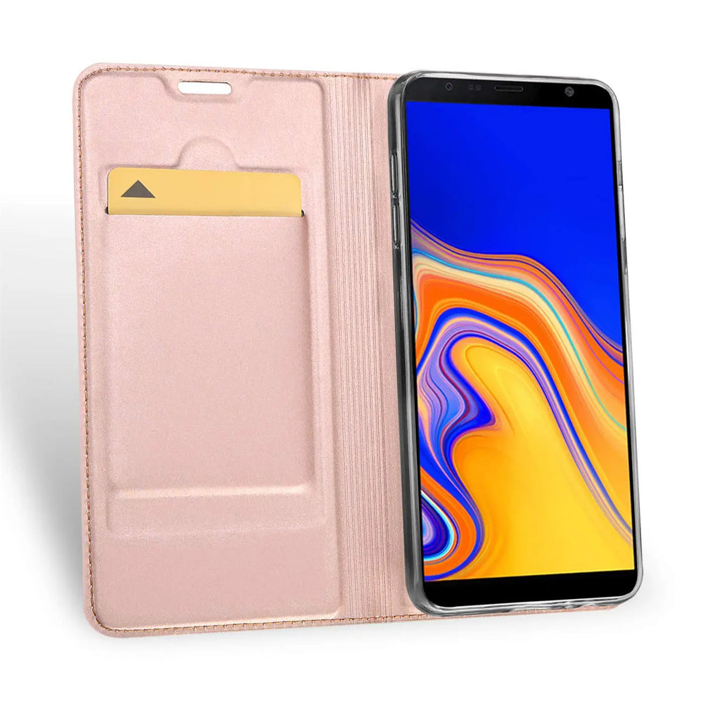 Offene, roségoldene Metallic Flip Hülle aus Kunstleder mit Kreditkarte und Samsung Galaxy J6 Plus, schräg von oben.