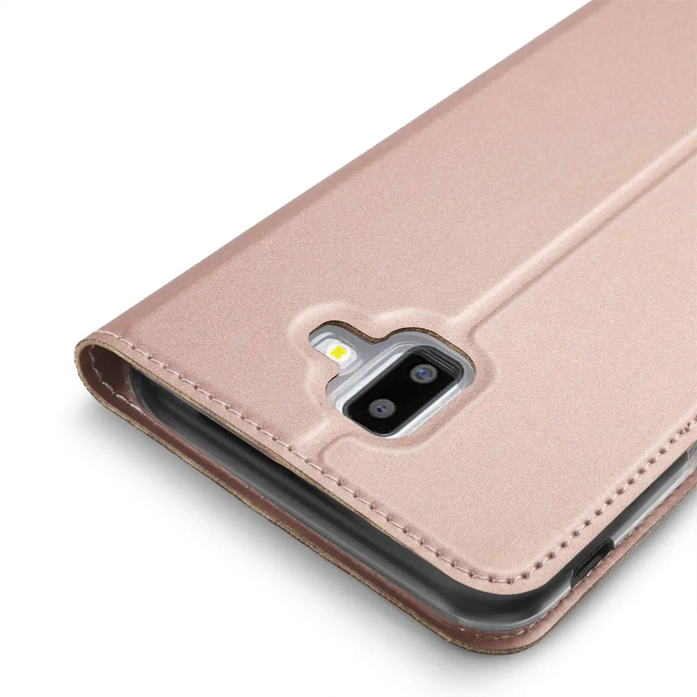 Nahaufnahme einer roségoldenen Metallic Flip Hülle aus Kunstleder für das Samsung Galaxy J6 Plus, schräg von oben.