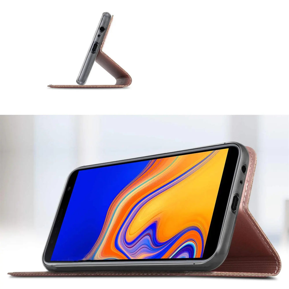 Samsung Galaxy J6 Plus in brauner Metallic Flip Hülle, als Ständer aufgestellt, von der Seite und schräg von vorne.
