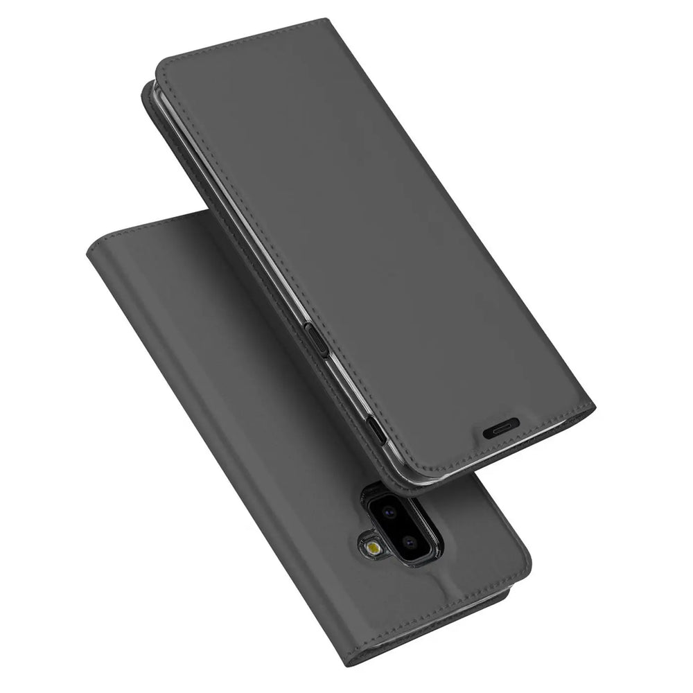 Graue, metallische Flip-Hülle für Samsung Galaxy J6 Plus, leicht geöffnet, schräg von oben auf weißem Hintergrund.