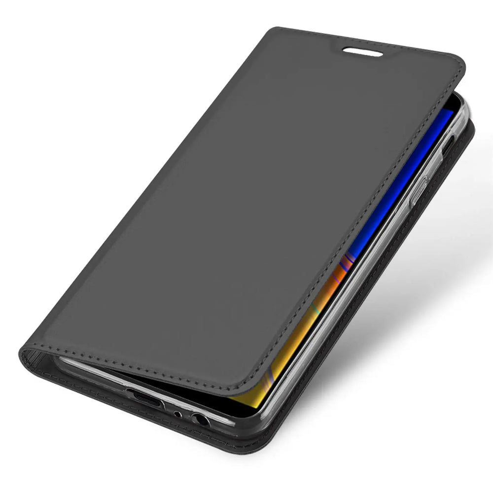 Dunkelgraue, metallische Kunstleder Flip Hülle für Samsung Galaxy J6 Plus, leicht geöffnet, schräg von oben.