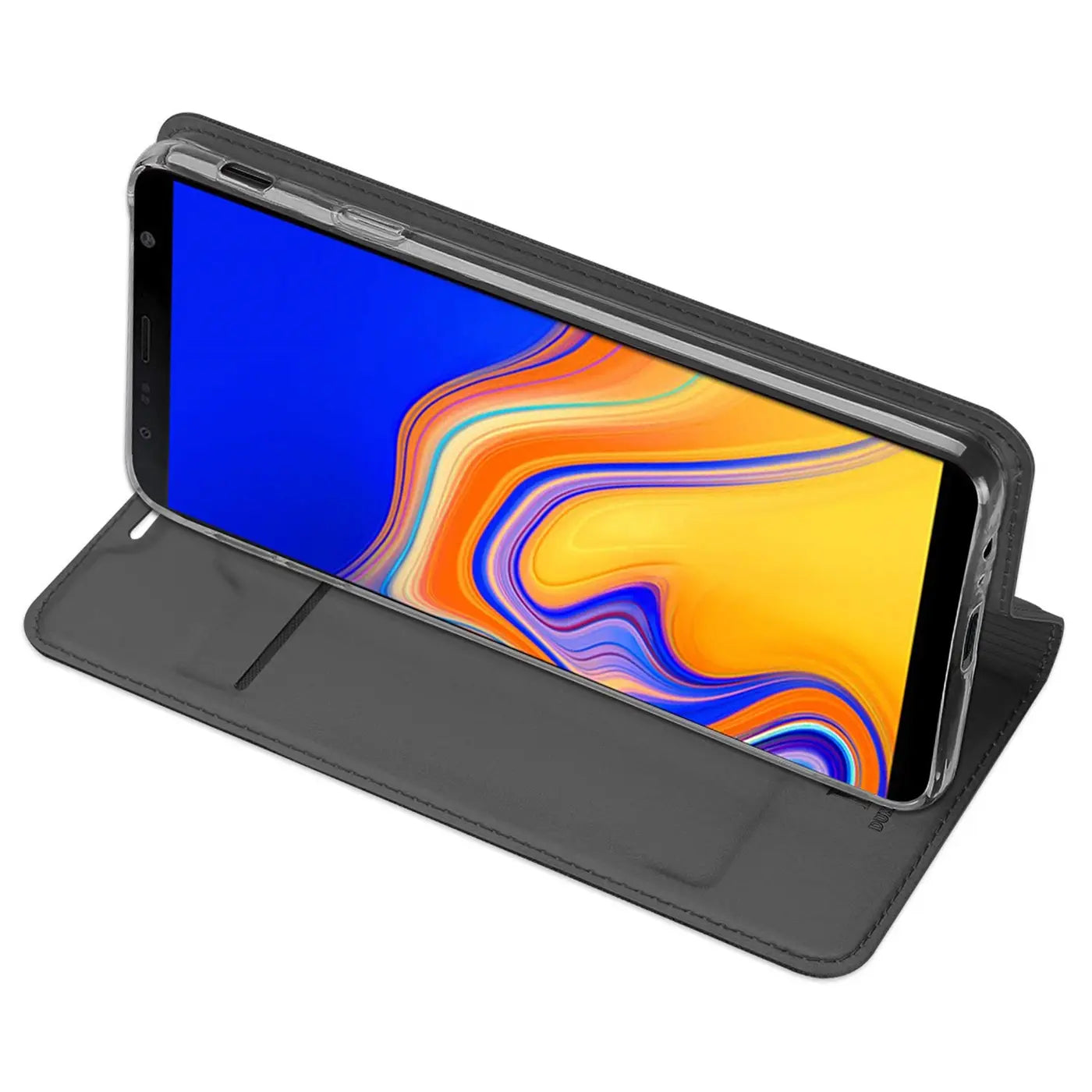 Graue Metallic Flip Hülle aus Kunstleder für Samsung Galaxy J6 Plus, als Ständer aufgestellt, schräg von oben.