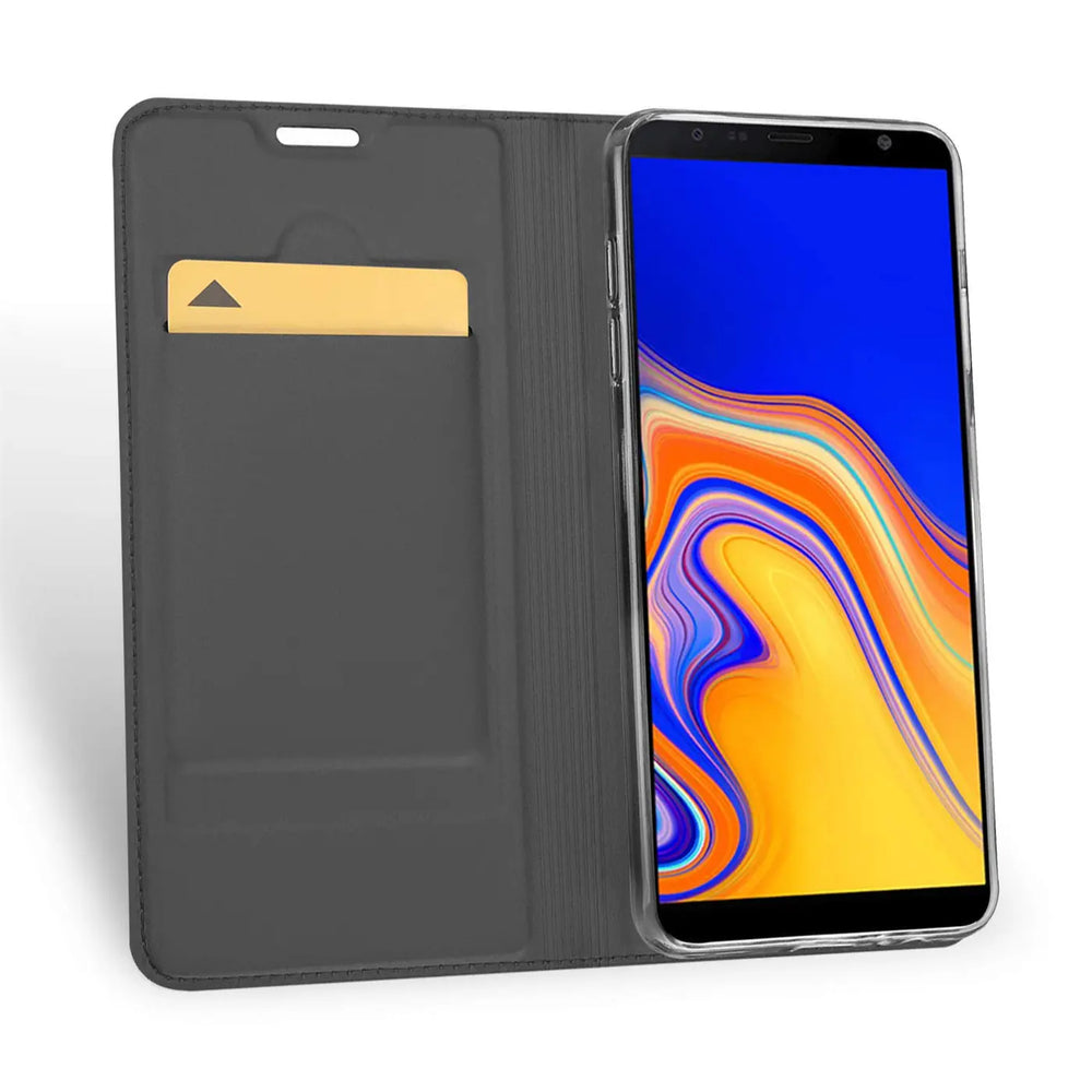 Graue Kunstleder Flip-Hülle für Samsung Galaxy J6 Plus, offen mit goldener Karte im Fach, schräg von oben.