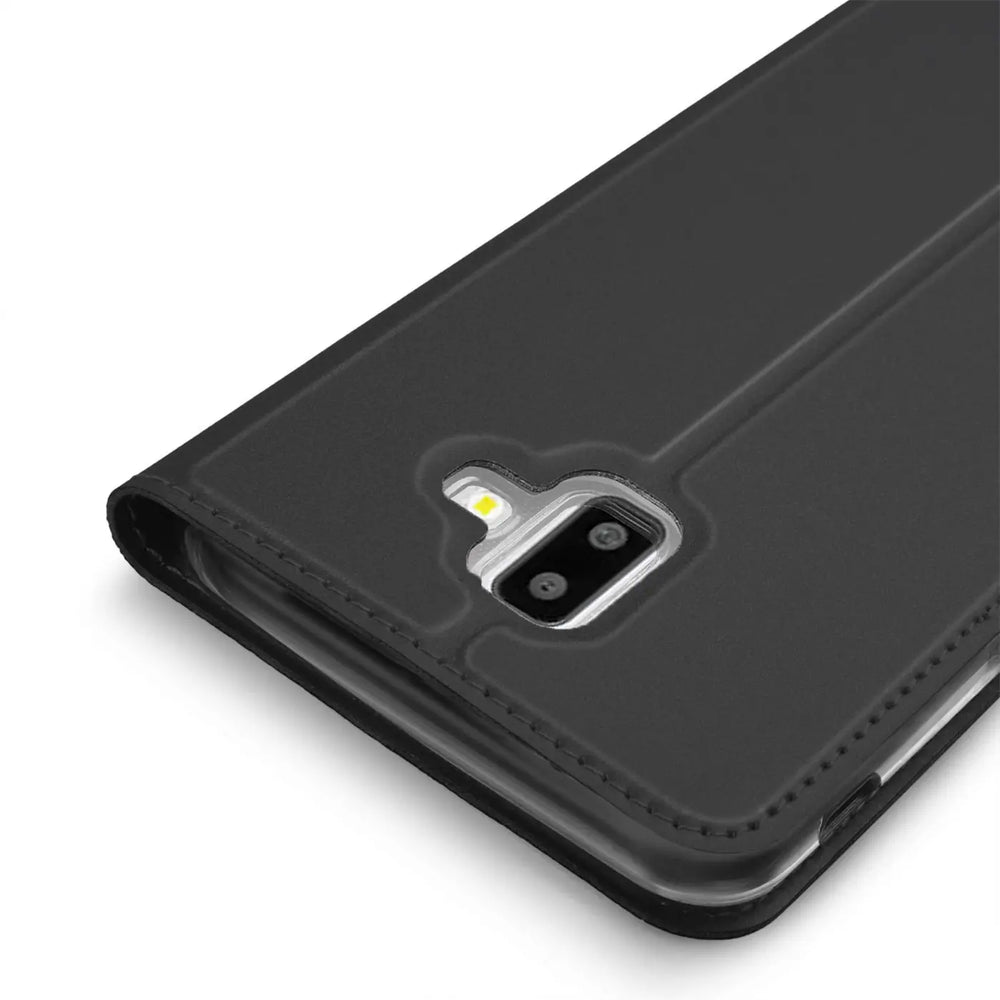 Rückseite einer schwarzen Kunstleder Flip Hülle für Samsung Galaxy J6 Plus, Kameraausschnitt mit Dual-Kamera und Blitz.