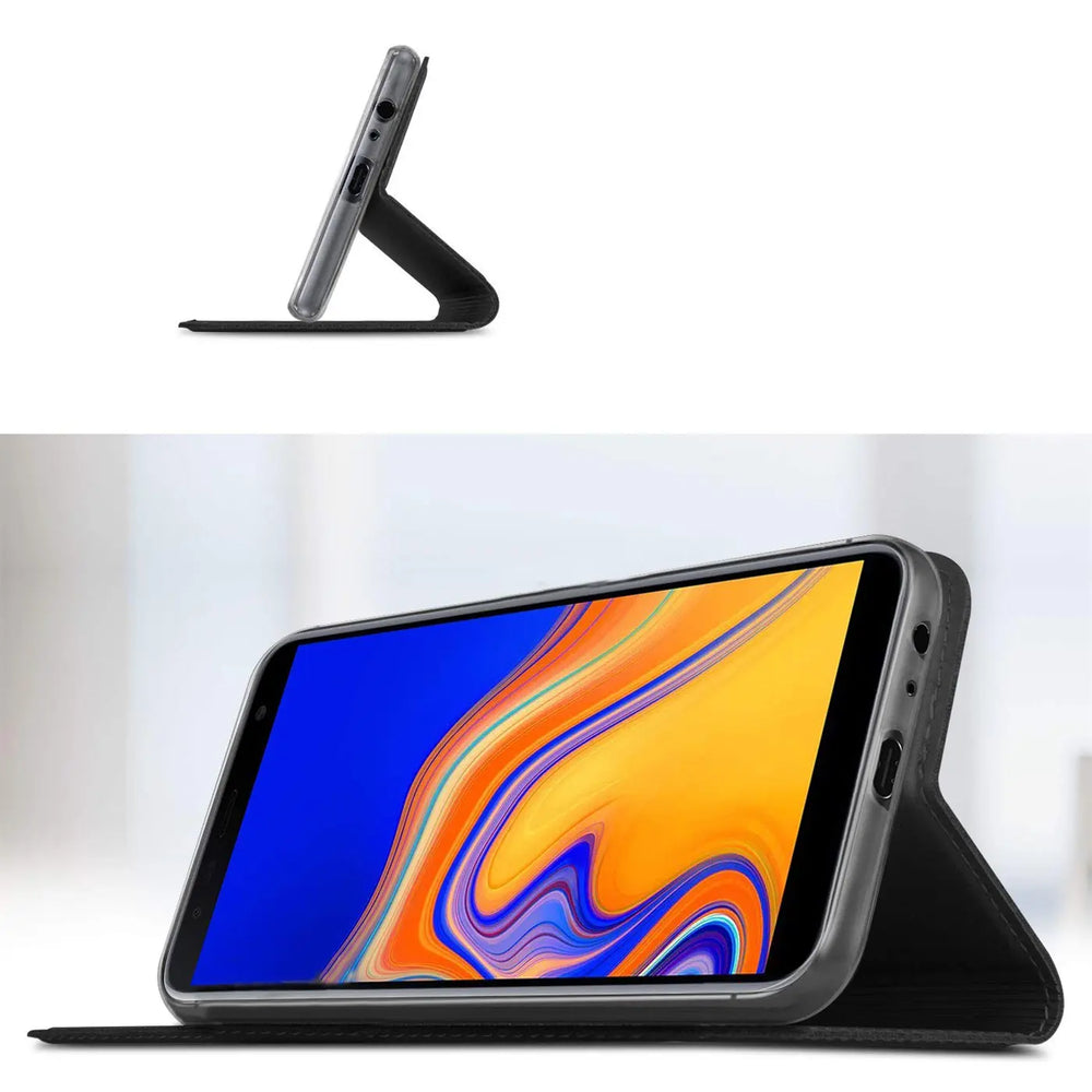 Samsung Galaxy J6 Plus in schwarzer Metallic Flip Hülle, hochkant und quer aufgestellt, mit Stylus.