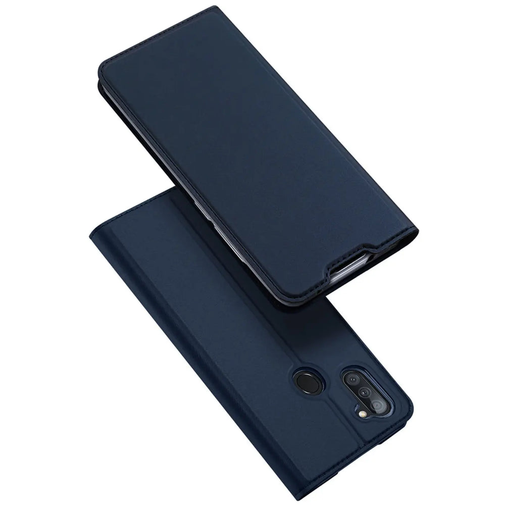 Zwei dunkelblaue Metallic Flip Hüllen für Samsung Galaxy M11, aus Kunstleder, schräg von oben.