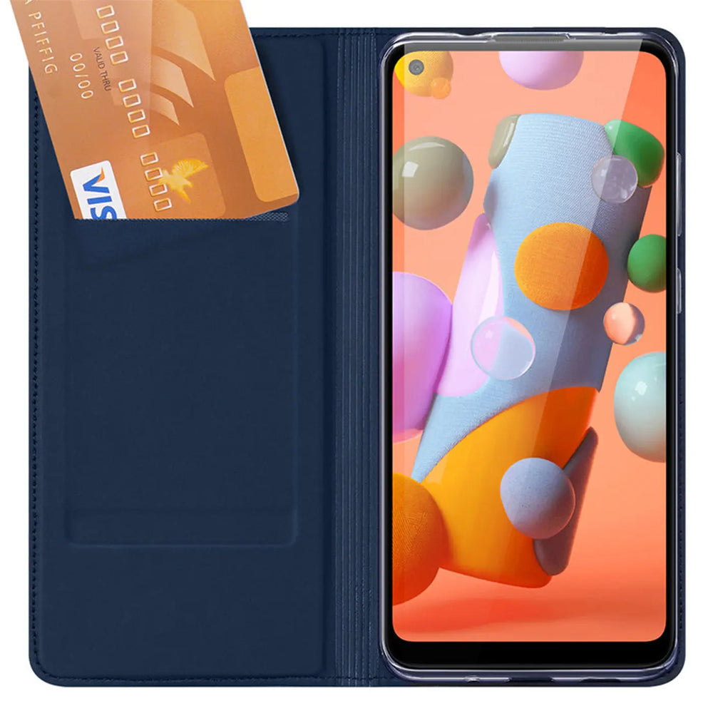 Samsung Galaxy M11 in offener, dunkelblauer Kunstleder-Flip-Hülle mit zwei Kreditkarten im Fach, schräg von oben.