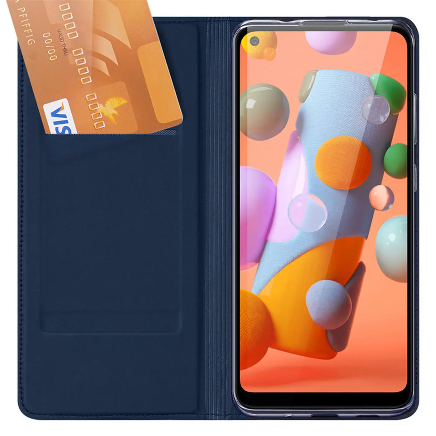 Samsung Galaxy M11 in offener, dunkelblauer Kunstleder-Flip-Hülle mit zwei Kreditkarten im Fach, schräg von oben.