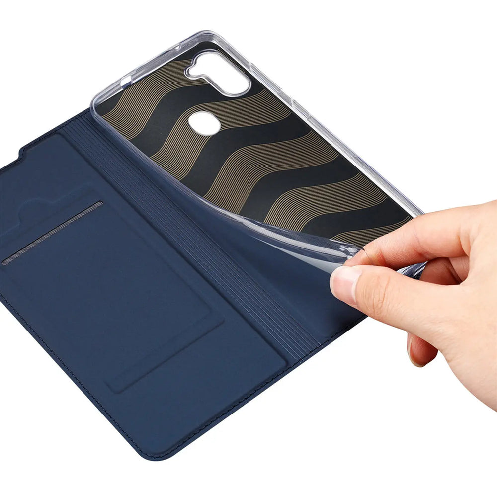 Hand hält blaue Flip-Hülle aus Kunstleder für Samsung Galaxy M11; transparente Silikon-Innenschale wird eingesetzt.