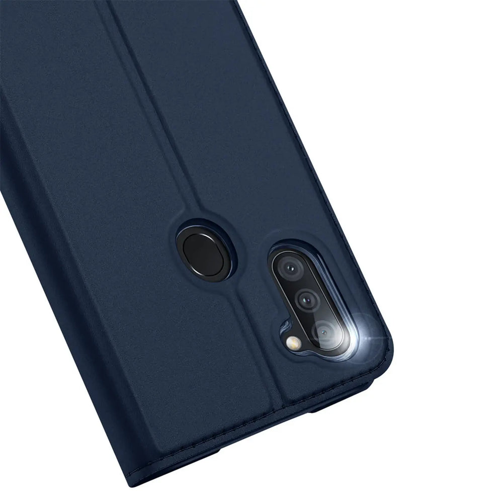 Dunkelblaue, klappbare Kunstlederhülle für Samsung Galaxy M11, Rückseite mit Kamera und Fingerabdrucksensor.