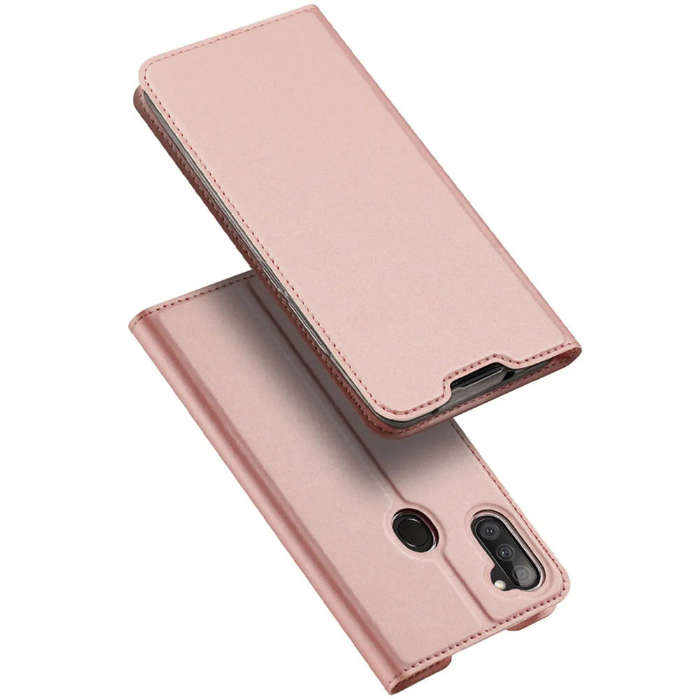 Roségoldene Metallic Flip Hülle aus Kunstleder für Samsung Galaxy M11, schräg von oben mit offener Klappe.