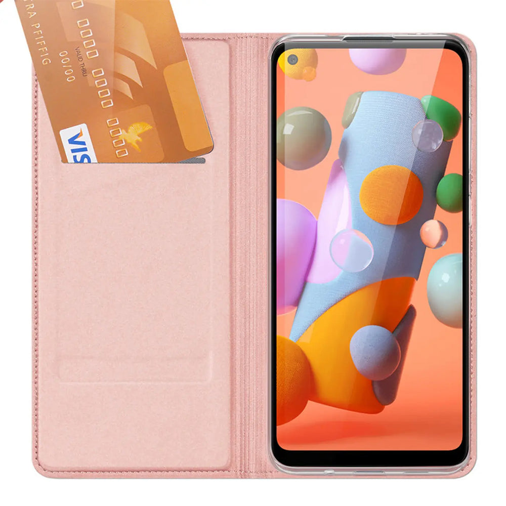 Offene, rosafarbene Kunstleder Flip Hülle für Samsung Galaxy M11, mit zwei Kreditkarten im linken Fach, von oben.