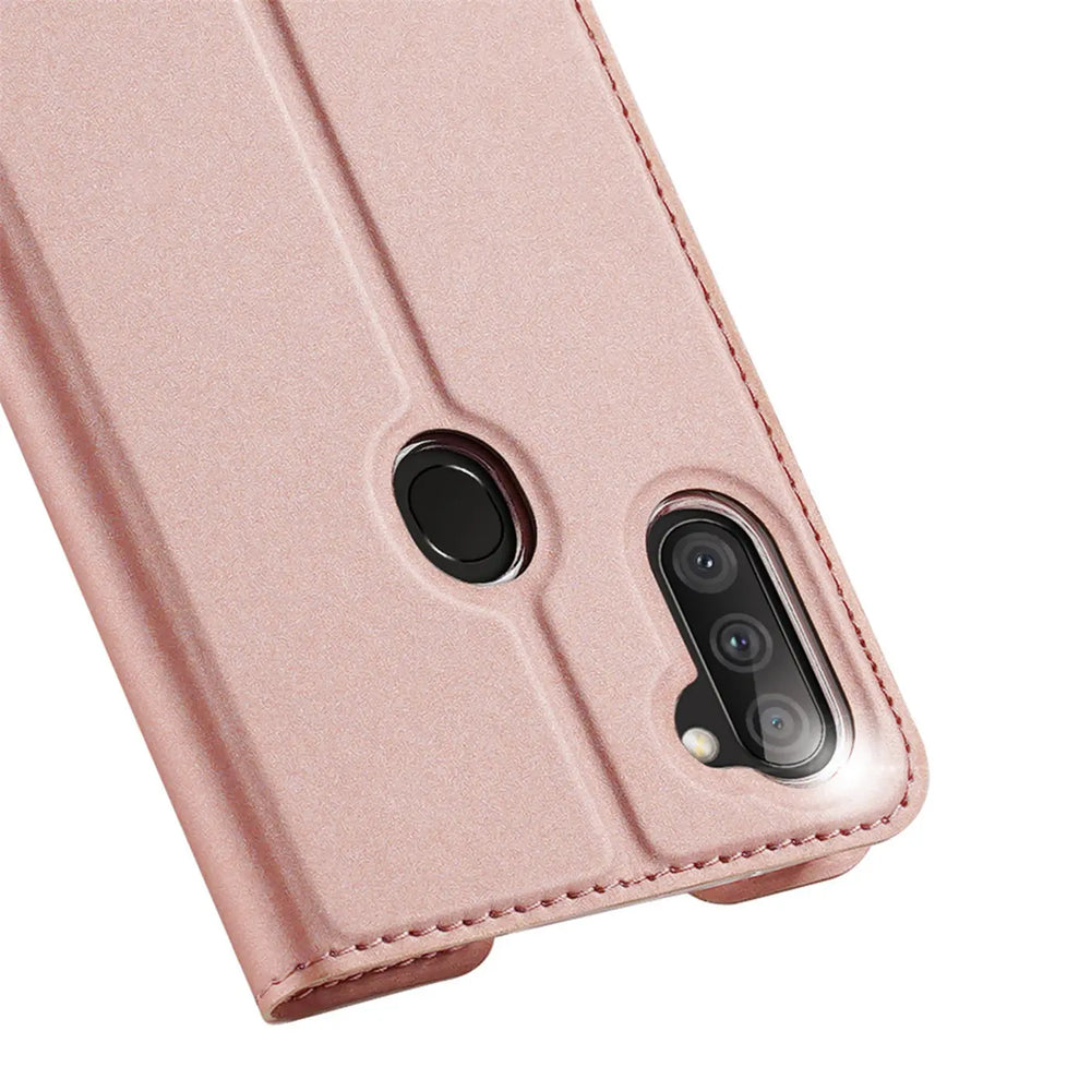 Nahaufnahme einer rosafarbenen Metallic Flip Hülle aus Kunstleder für das Samsung Galaxy M11, Rückseite mit Kameraausschnitt.